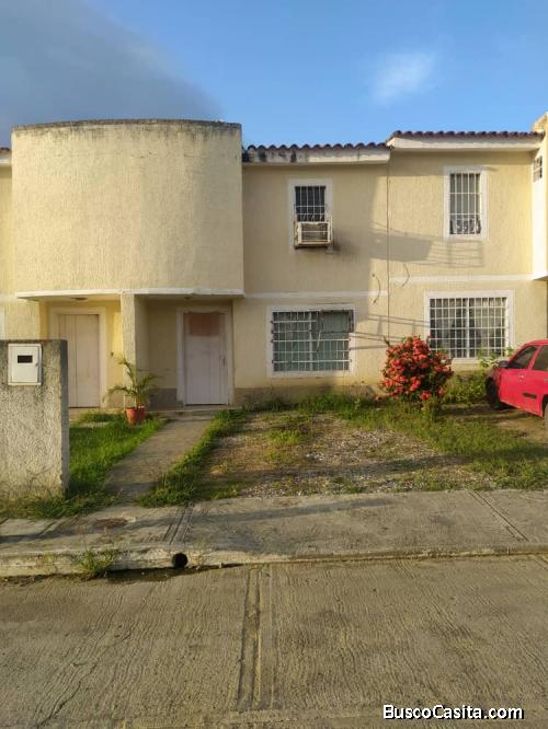 Se vende Tonw House en villa Falcón