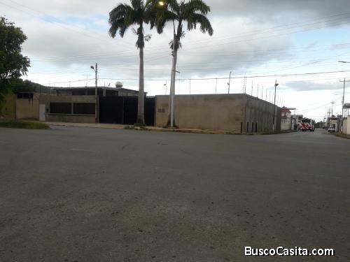 Amplia propiedad con local comercial 