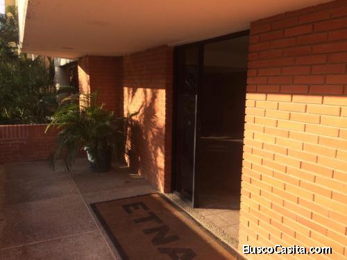 SKY GROUP Vende apartamento en Res. ETNA. Urb. Sabana Larga.