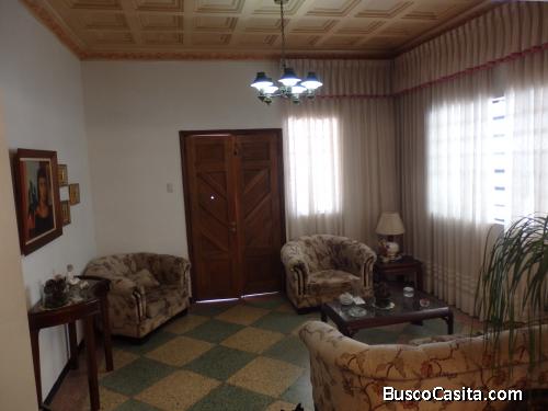 Vendo Casa Quinta en la Urbanización Santa Mónica en Caracas en Venezuela