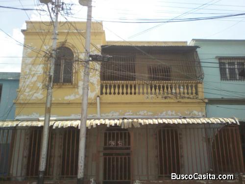 se vende casa de dos pisos, céntrica en el centro de valera estado trujillo
