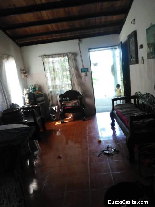 Casa de 3 habitaciones, un baño, sala comedor, cocina