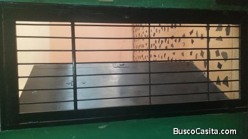 Tiene dos cuartos 1 baño cosina sala amplia 