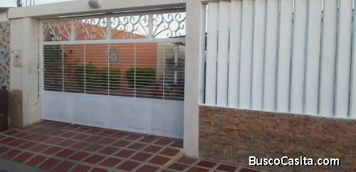 CASA EN LA URB MARACARDON