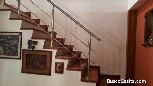 Bonito townhouse condominio seguro agradable clima. Negociable