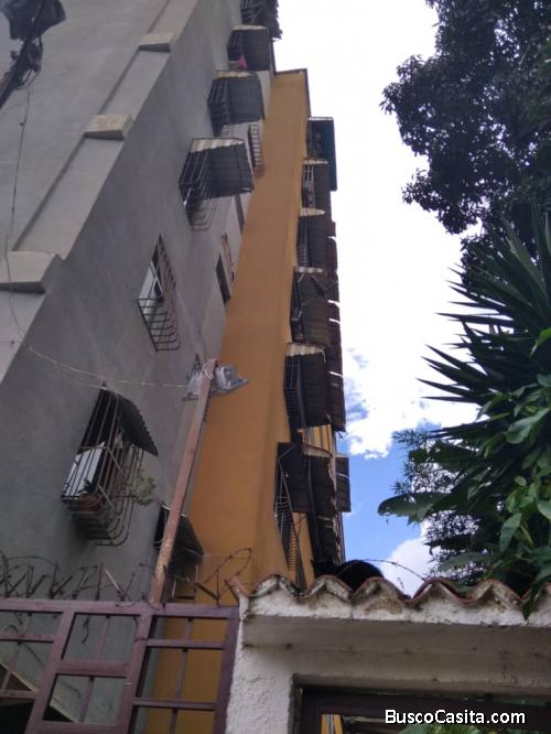 Se vende acogedor apto. en Ruiz Pineda, UV9, Caricuao.