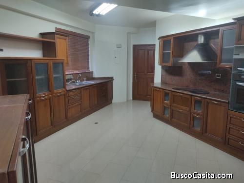 Apartamento Alquiler La Lago. API 33697