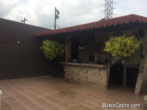 CASA CON PISCINA EN URBANIZACION PRIVADA LA FONTANA MARACAY