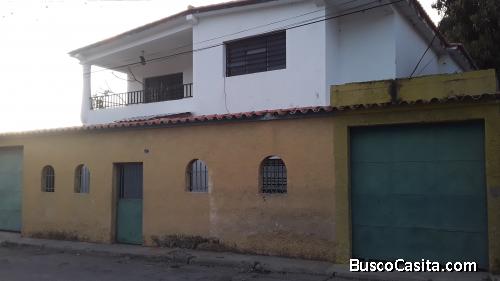 Casa de 2 pisos en Maracay excelente zona Norte. El Toro Av las Delicias