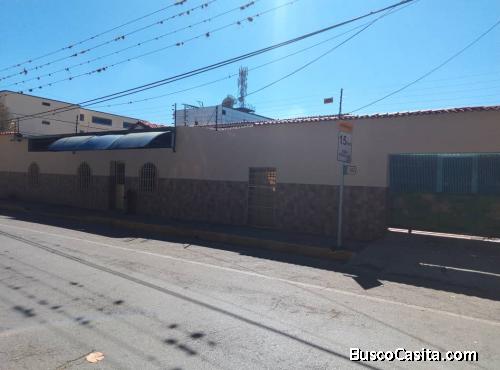 Vendo casa comercial al frente de la Plaza Bolívar de Naguanagua