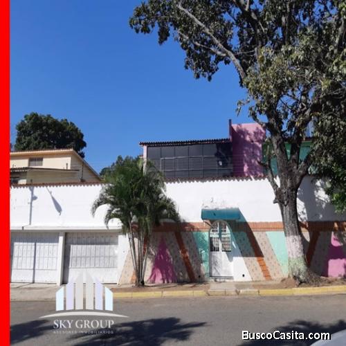 SKY GROUP PHILIPS ALQUILA CASA-QUINTA DE ESQUINA EN URB. LA VIÑA