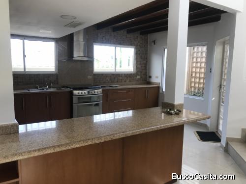 Villa en conjunto cerrado en Doral Norte. API 36806