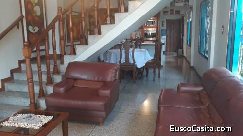 Casa de 3 pisos bien amoblada, verla es comprarla