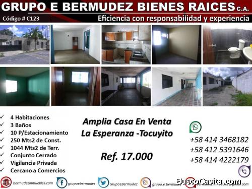 Casa Urb. La Esperanza-Tocuyito. 250 M2 de Const. 1.044 M2 de Terreno.
