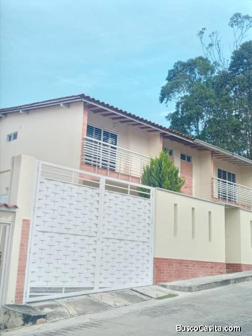 VENDE HERMOSA CASA QUINTA UBICADA DENTRO DE URB. PRIVADA EN COLINAS DE CARRIZAL
