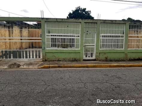 Vendo casa amplia de tres habitaciones tres baños y garaje para tres autos en urbanismo privado