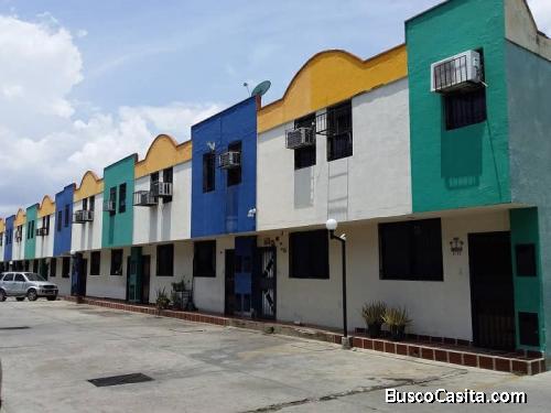 SKY GROUP PLATINUM VENDE Town House en Parque Valencia