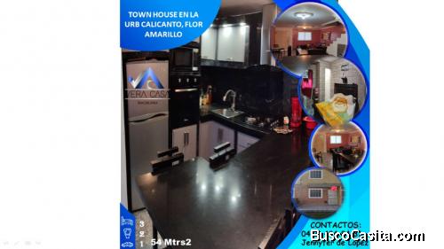 Vende hermoso y cómodo Thowhouse en Calicanto Flor Amarillo de 2 niveles 54mts° 