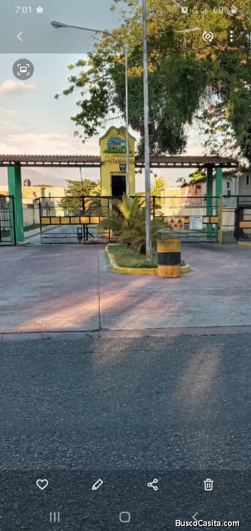 Vende Casa en Urbanización Altamira San Joaquín obra gris de 115mts