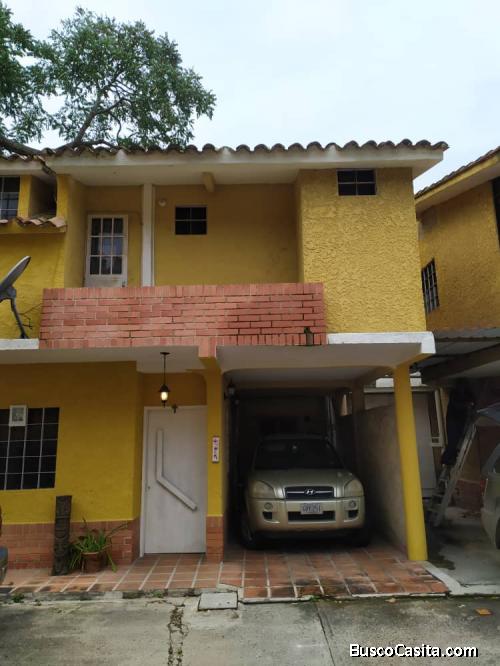 SKY GROUP PLATINUM VENDE Town House en la entrada, Naguanagua