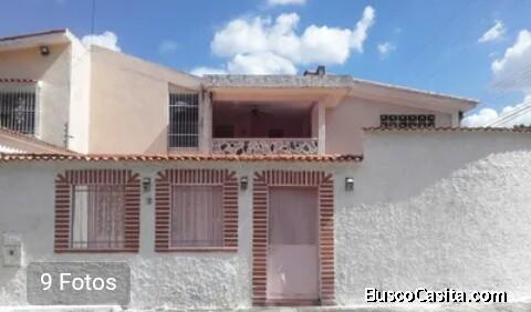 Hermosa casa en la Urb . La Esmeralda