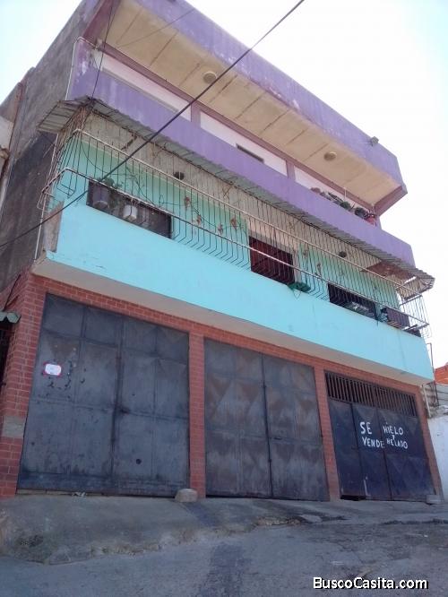 Cómoda segunda planta con terraza estacionamiento y patio.