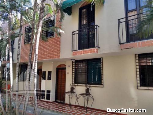 SKY GROUP PLATINUM VENDE Town House en Villa Florencia I.