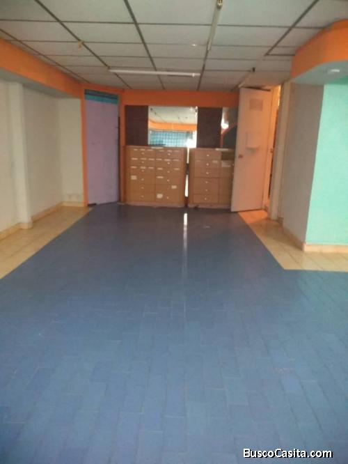 SKY GROUP PLATINUM VENDE Local en CC Camoruco, Av Bolivar.