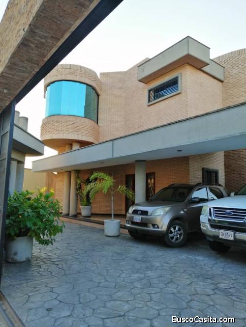 SKY GROUP PLATINUM VENDE Casa en el Bosque, Calle cerrada.