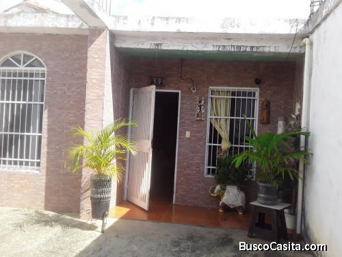 SE VENDE CASA CON BUEN POTENCIAL.