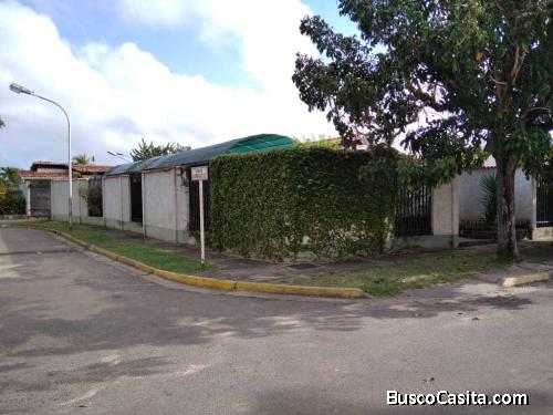 HERMOSA CASA EN ESQUINA, COMPLETAMENTE EQUIPADA Y AMOBLADA !! 