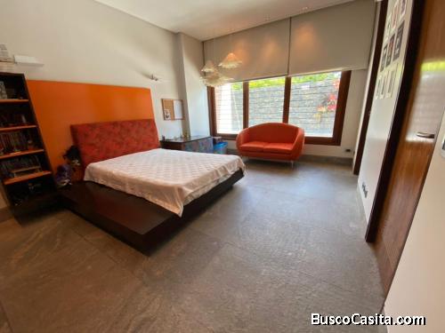 Ofrezco hermosa habitación en la urb LA BONITA.