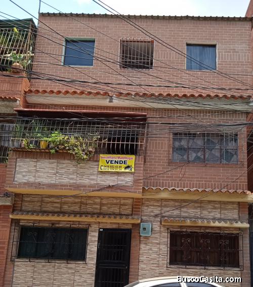 Casa de 3 pisos de fácil acceso