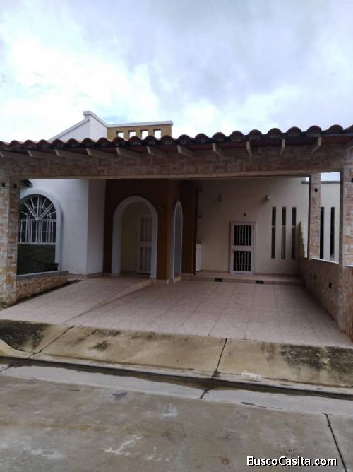 SKY GROUP PLATINUM VENDE Casa con Anexo en la Cumaca