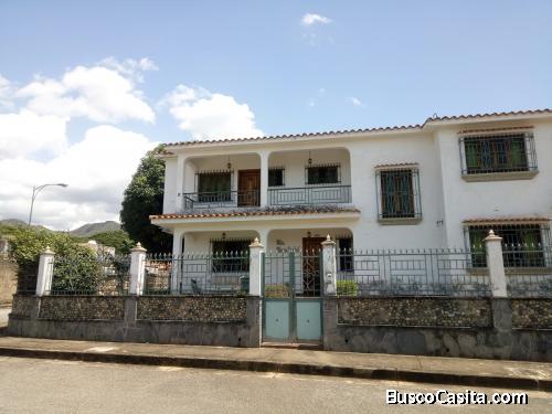 SKY GROUP PLATINUM VENDE Casa en Altos de Guataparo. Valencia.