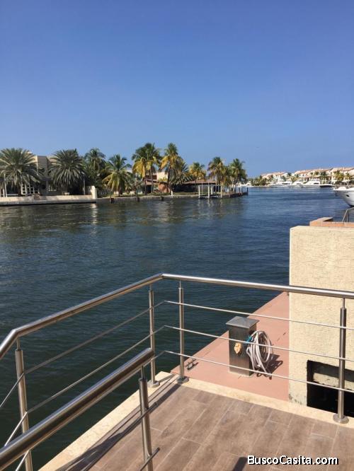 Casa Bote con canal navegable