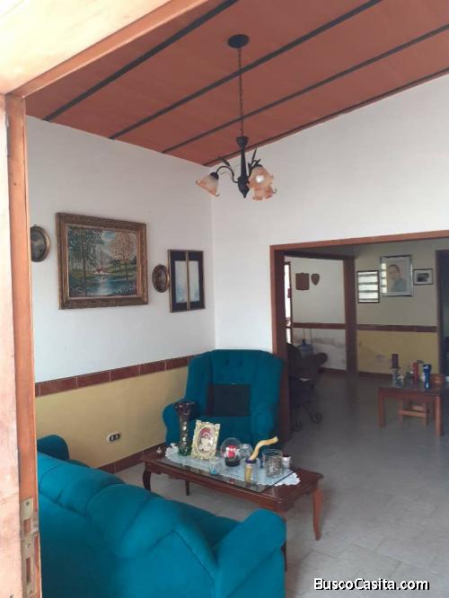 Vende Casa Quinta ubicada en la Urbanización Tarapio de Naguanagua 250 mts de Construcción