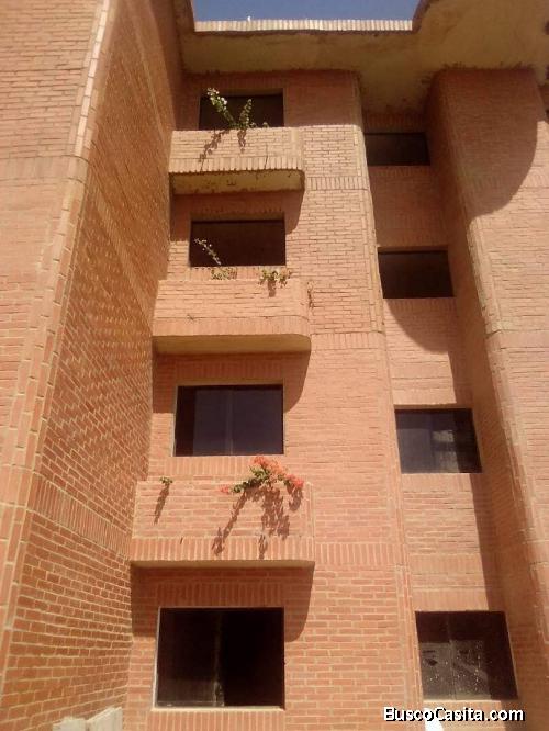 vende Edificio Residencias Chela,  Ubicado en  Chichiriviche, sector playa norte.  Estado Facón. 