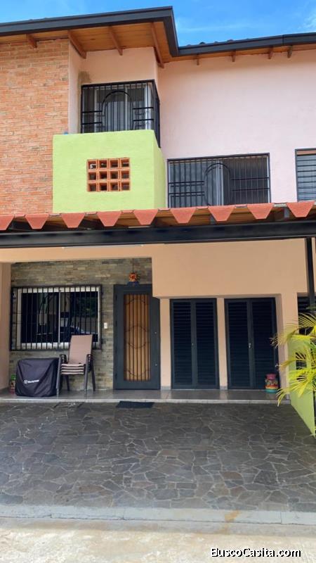 SKY GROUP Vende Town House en Rusticana Country FOTH-228