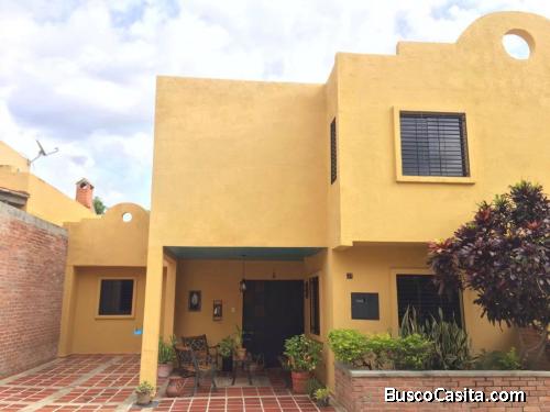 Town House en Urbanización Mañongo, calle cerrada.