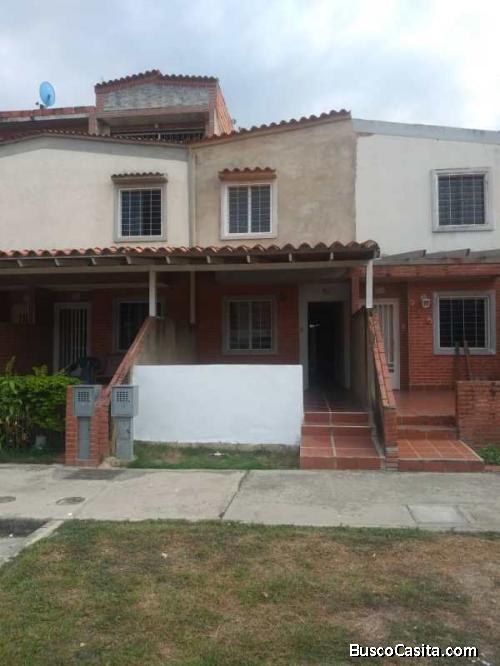 Town house en Calicanto, Res.Tierra Nueva. Flor Amarillo