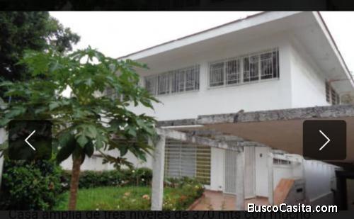 Se vende hermosa y amplia casa de 3 pisos en Santa Eduvigis, maravilloso clima de montaña.