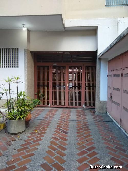 apartamento en avenida principal de la Urbina