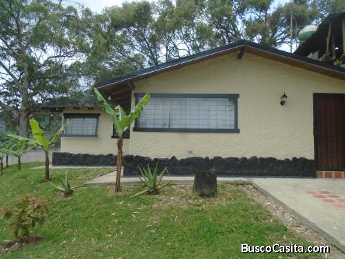 Quinta en el JUNKO COUNTRY CLUB Km.19 vía el Junquito