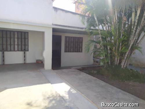 En Venta casa en Barquisimeto, 345 me de terreno propio, incluye casa de platabanda de 127m2. 