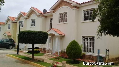SE VENDE BELLO TH VILLAS ANTARES ZONA NORTE MARACAIBO