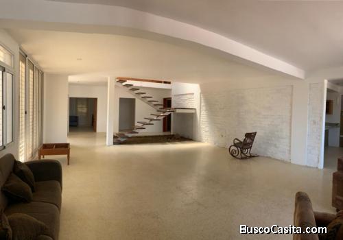 CASA  Hermosa   ALQUILER  ..  Zona Oeste