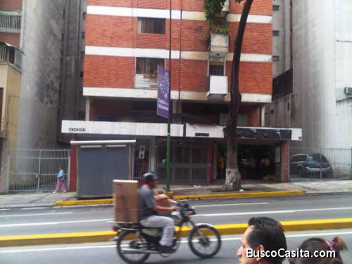 Se vende apartamento en la Av.  Baralt, piso 7, ascensor nuevo en excelentes condiciones