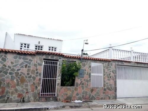 Casa en Los Guayos, Paraparal, sector Orizaba, dos plantas. (259 M2) Aprox.