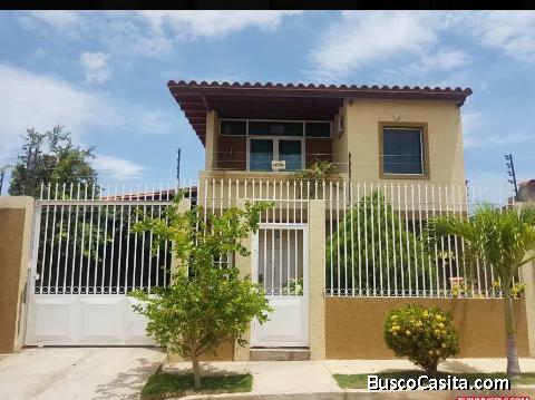 Casa de dos pisos con piscina